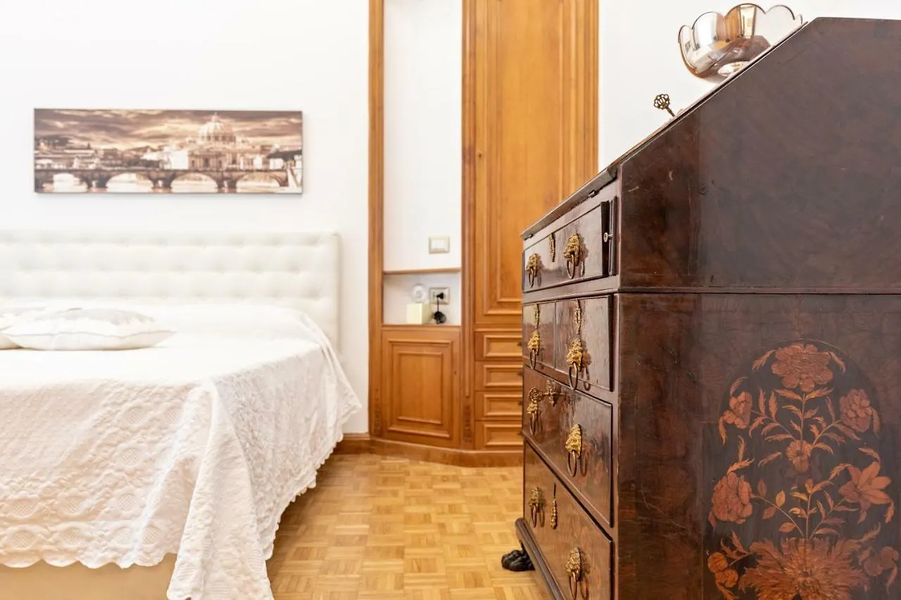 First Class Rome Apartments 0*,